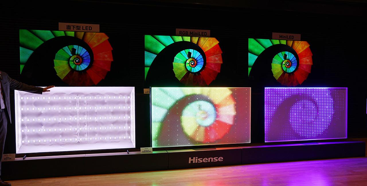 画像: 中央がRGB MiniLED。発光している素子に色がついているのが分かる。右は従来のMiniLED。左は直下型LED