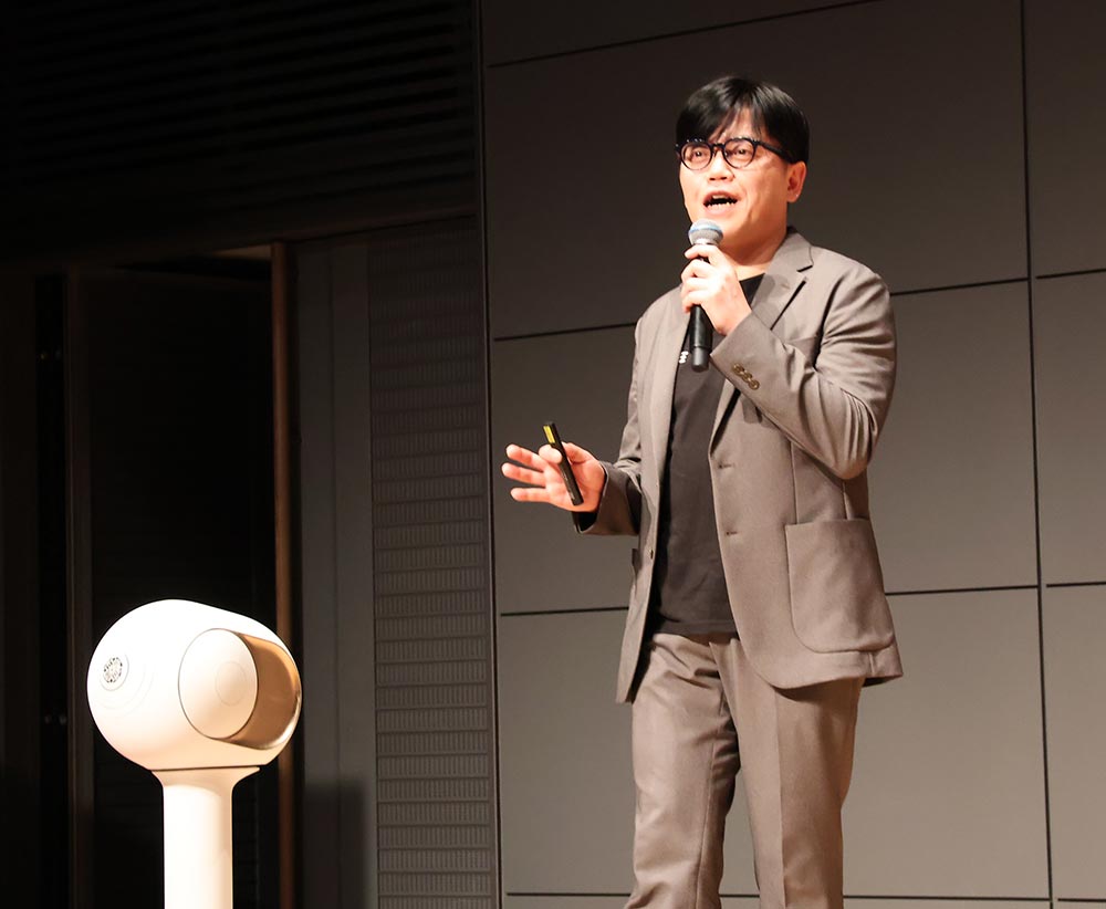 画像: 説明会にはデビアレの高橋氏も登壇し、デビアレの歴史や製品展開の多様さ、音調の特徴、などを説明してくれた