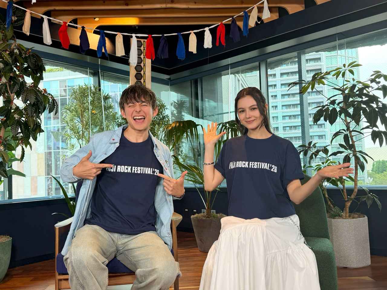 画像: スペシャル番組の司会を務めるハリー杉山さんとセレイナ・アンさん