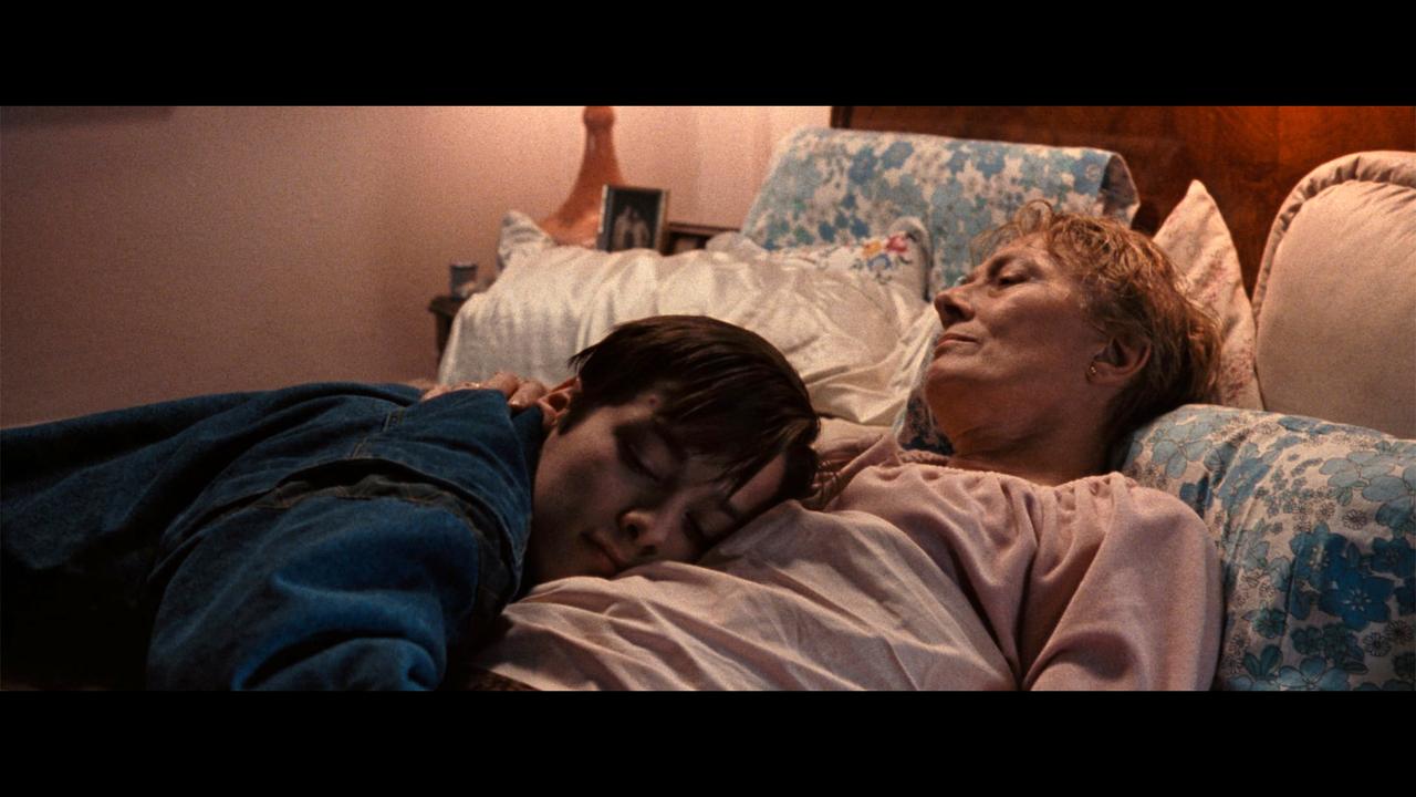 画像2: 映画監督を志すきっかけとなった作品のひとつが、フランシス・フォード・コッポラの『ゴッドファーザー』だ。セピアやアーストンを基調とした画面の色彩、陰影を強調したクラシカルな撮影手法、そして犯罪の世界と逃れられない家族の血の絆を重ね合わせたストーリーテリングは、『リトル・オデッサ』の骨格にそのまま反映させている。『ゴッドファーザー』を研究する中で、コッポラがヴィスコンティ作品の影響下にあることに気づいた。ヴィスコンティの『若者のすべて』や『山猫』といった映画は、私の映画作りの教科書になっている。監督・脚本ジェームズ・グレイ