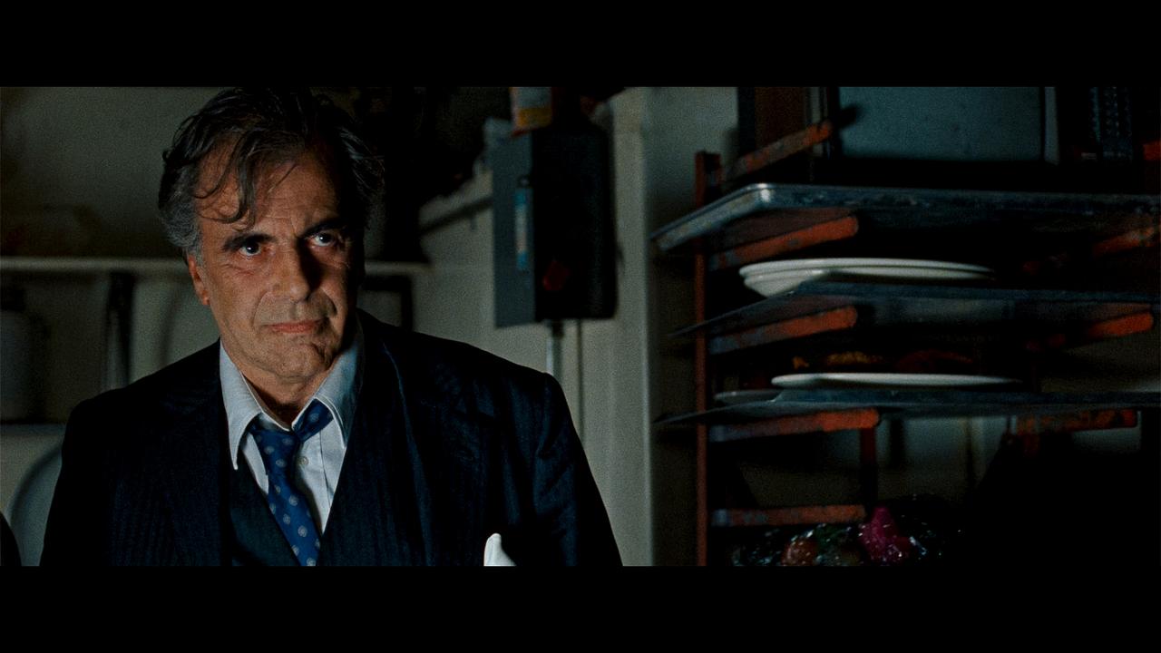 画像1: 映画監督を志すきっかけとなった作品のひとつが、フランシス・フォード・コッポラの『ゴッドファーザー』だ。セピアやアーストンを基調とした画面の色彩、陰影を強調したクラシカルな撮影手法、そして犯罪の世界と逃れられない家族の血の絆を重ね合わせたストーリーテリングは、『リトル・オデッサ』の骨格にそのまま反映させている。『ゴッドファーザー』を研究する中で、コッポラがヴィスコンティ作品の影響下にあることに気づいた。ヴィスコンティの『若者のすべて』や『山猫』といった映画は、私の映画作りの教科書になっている。監督・脚本ジェームズ・グレイ