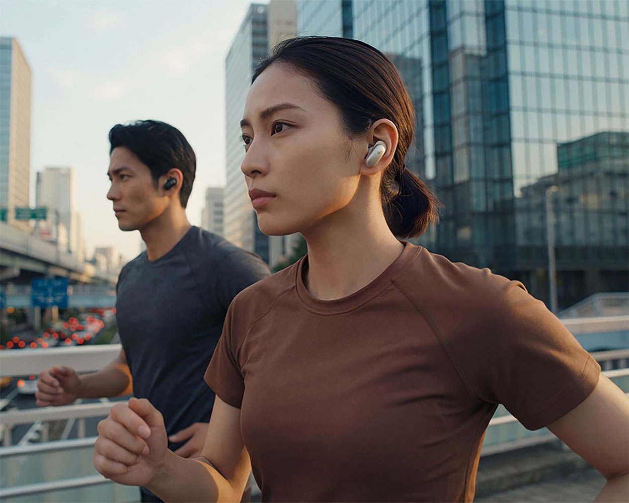 画像: 「Soundcore Liberty 5 Pro」の使用イメージ、場所やシーンにとらわれることなくノイズを除去してくれる