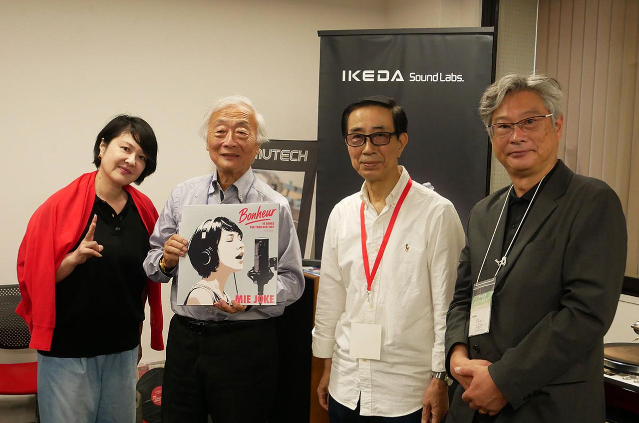 画像: 左から情家さん、麻倉さん。レコード再生を担当したカジナラ・ラボの梶原弘希さんとサエク・コマースの北澤慶太さん
