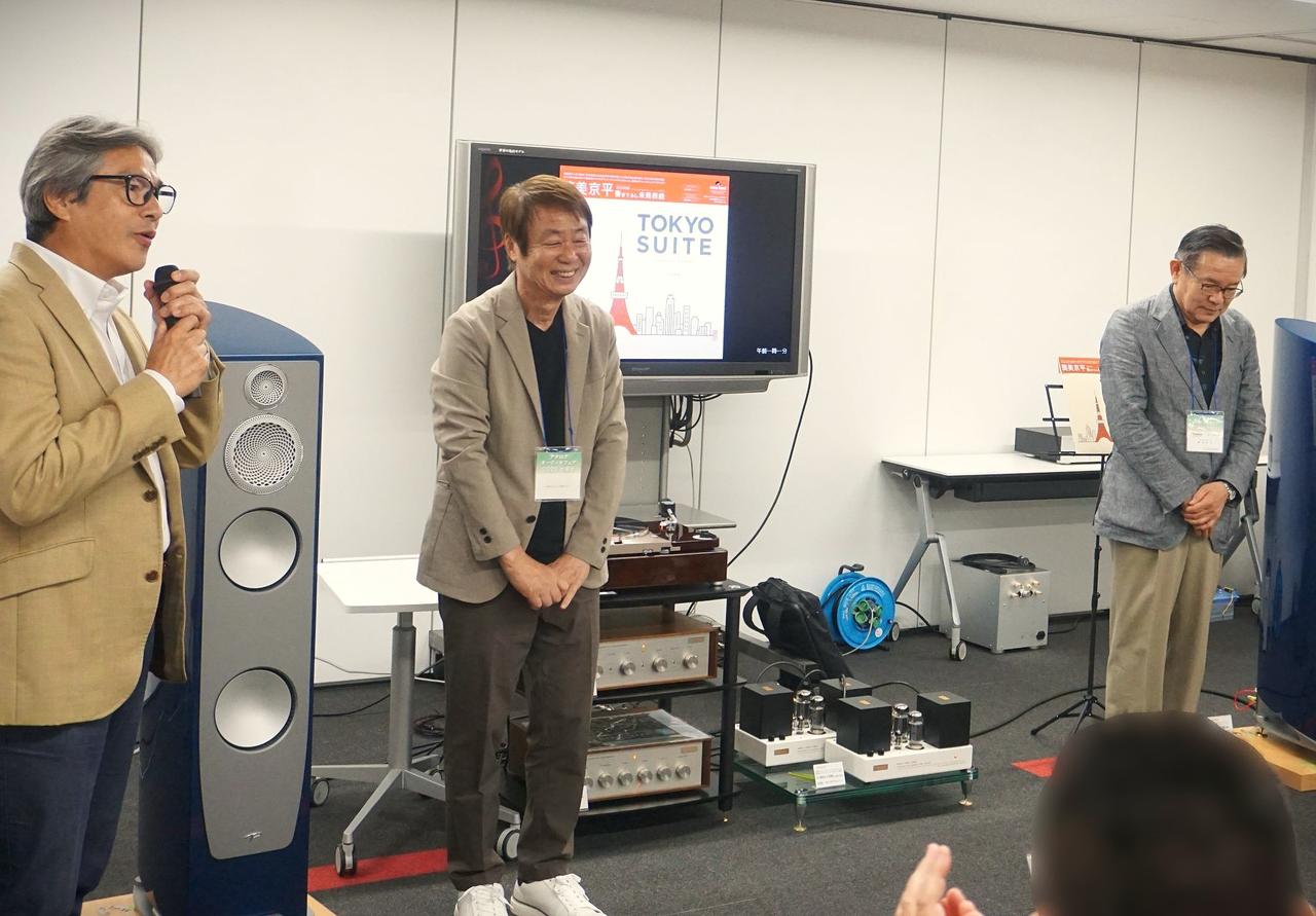 画像: 写真は弊社代表の原田知幸（写真左）と株式会社ミキサーズラボのサウンドプロデューサー／レコーディングエンジニアの高田英男氏（写真中央）と有限会社上杉研究所取締役社長の藤原伸夫氏。イベント終了時には来場者から大きな拍手が沸き起こり、満員のイベントは盛況のうちに終了した