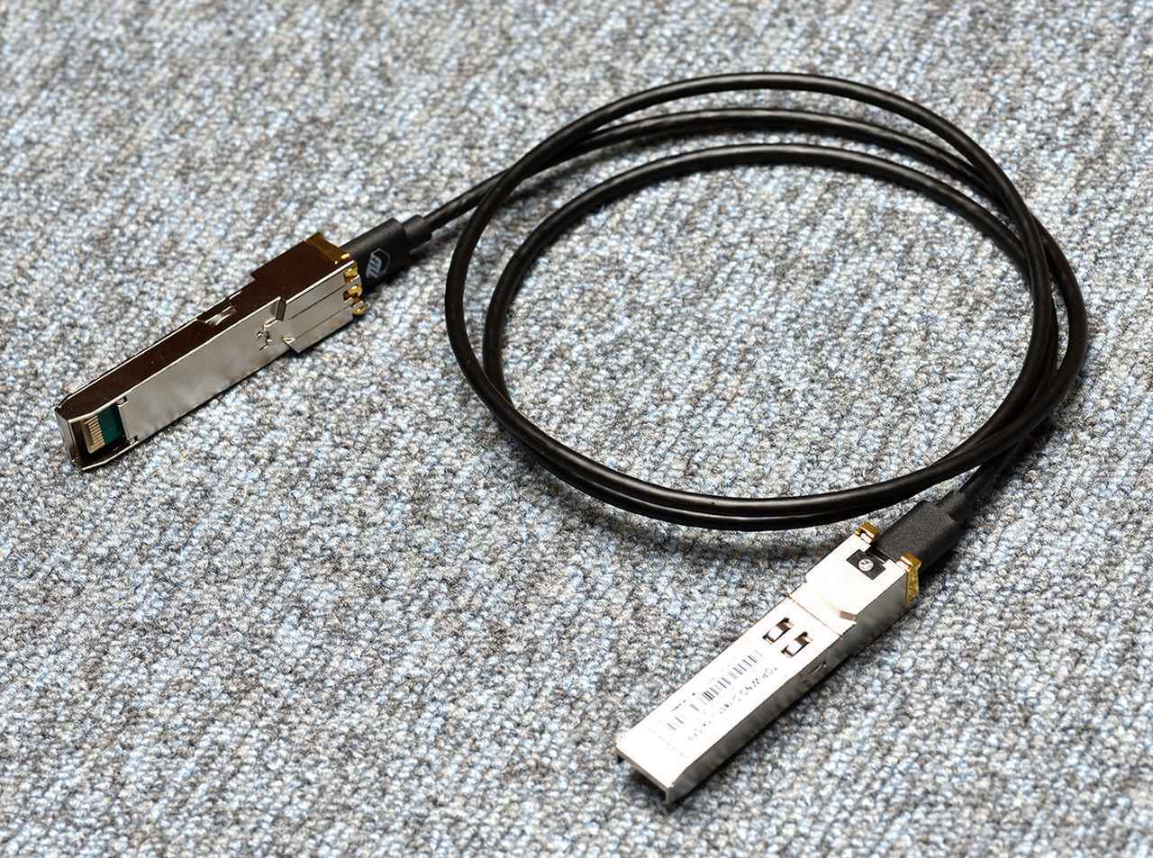 画像: DACケーブルの「Direct Link SFP」は、SFPコネクターを使ってアナログ伝送を行う。SFPコネクター部分と専用ケーブルの接続には汎用性の高いUSB-Cを採用している