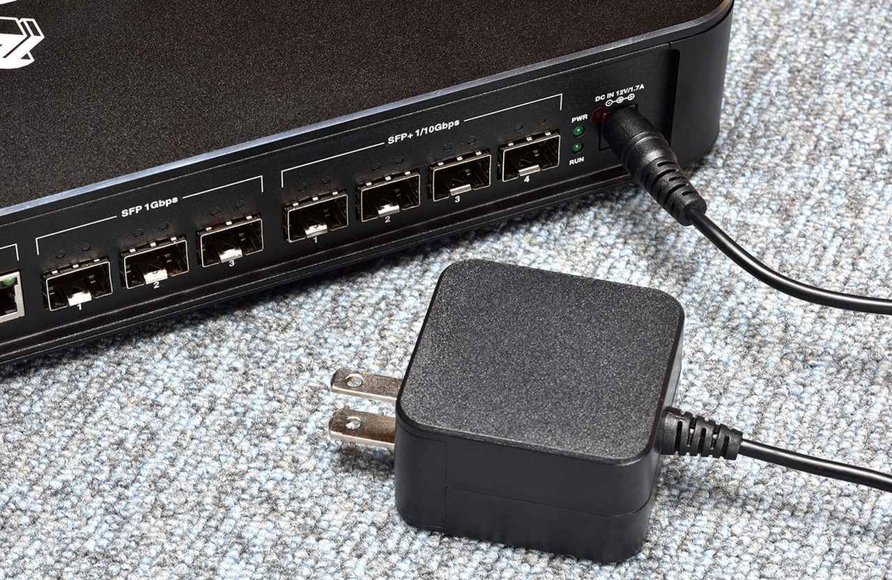 画像: 「OPT REF SW」付属のACアダプターは、求められる条件を考慮して選ばれており、この組み合わせでも充分なハイファイサウンドを聴かせてくれる