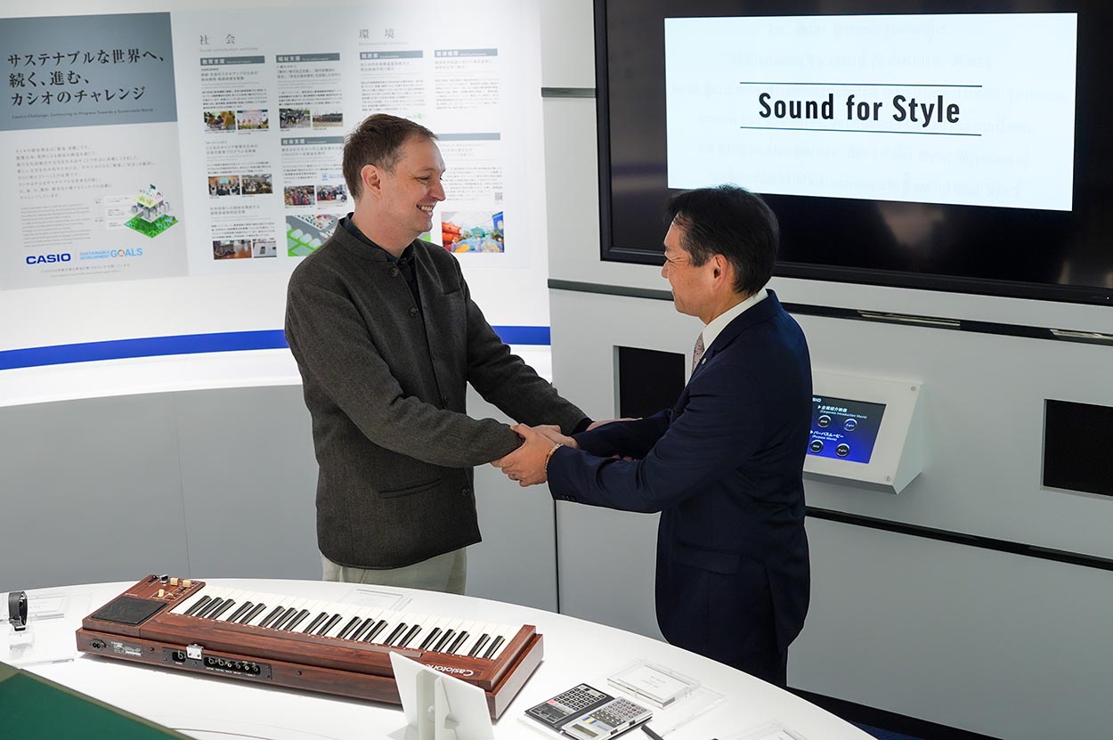 画像: 写真左:ROLIの創業者Roland Lamb、写真右:カシオ計算機 サウンド・クリエーション事業部長の河合哲哉