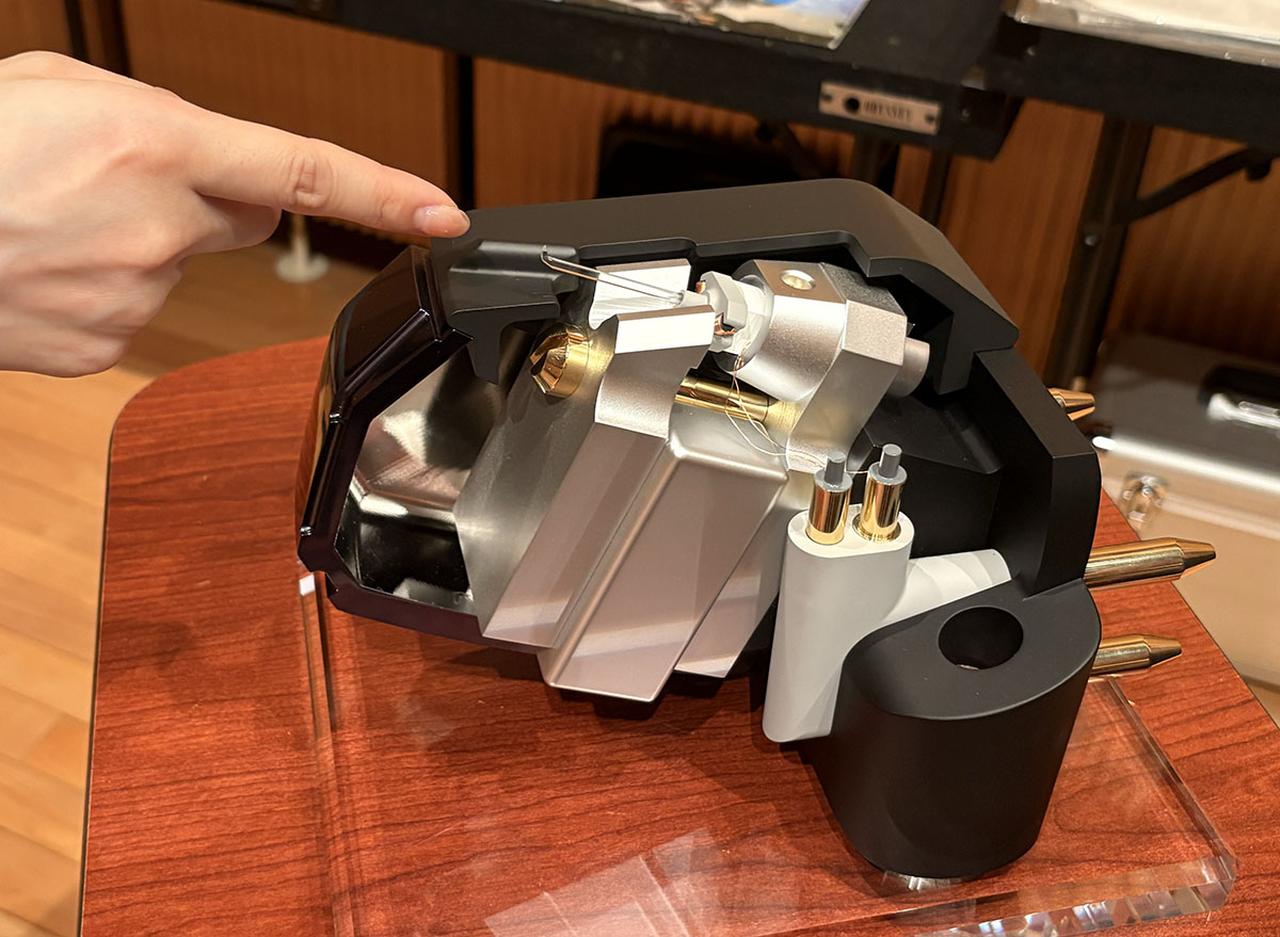 画像: 模型を使って、「AT-MCD1」の改良点を教えてもらった。写真で担当者が指さしているのが、スタイラスチップ一体型ダイヤモンドカンチレバーだ