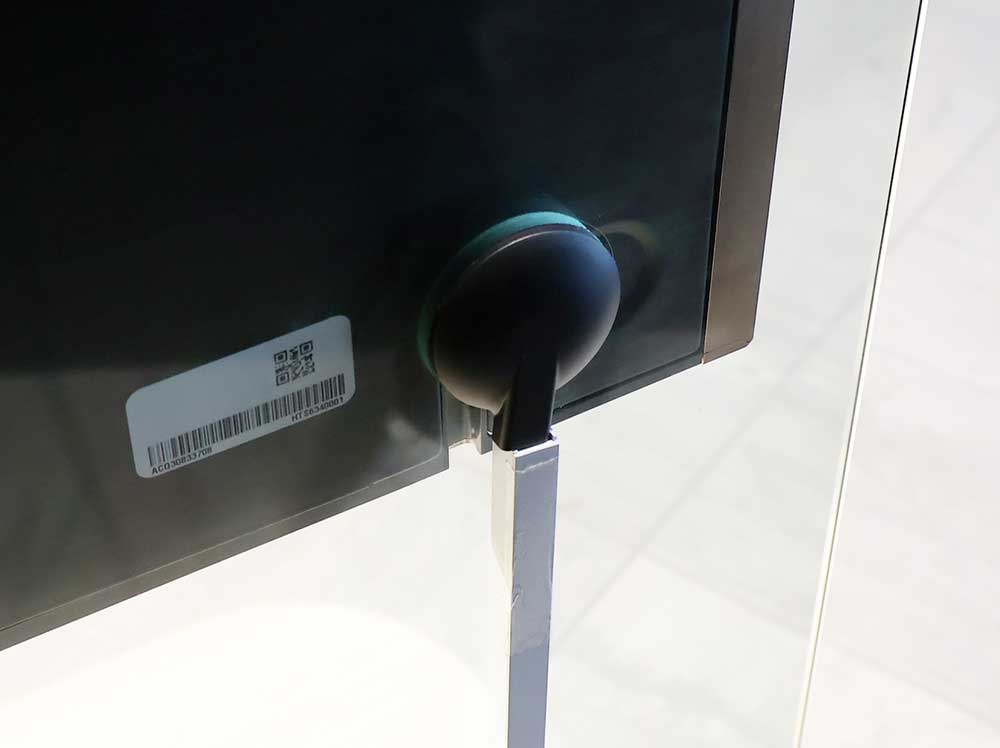 画像: 電源は正面左裏下からケーブルが生える形に