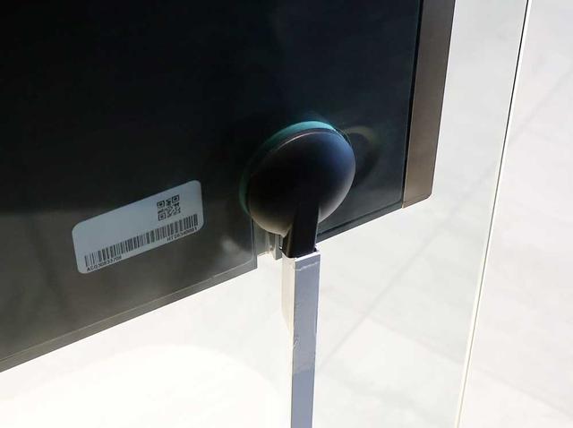 画像: 電源は正面左裏下からケーブルが生える形に