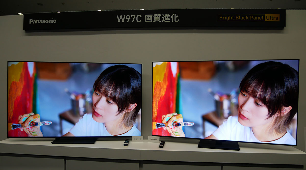 画像: 左が昨年モデル「TV-65W97B」で、右が新製品の「TV-65W97C」。女性の白い服の輝きや肌のクリーンさ、絵の具の色などに大きな違いがあった