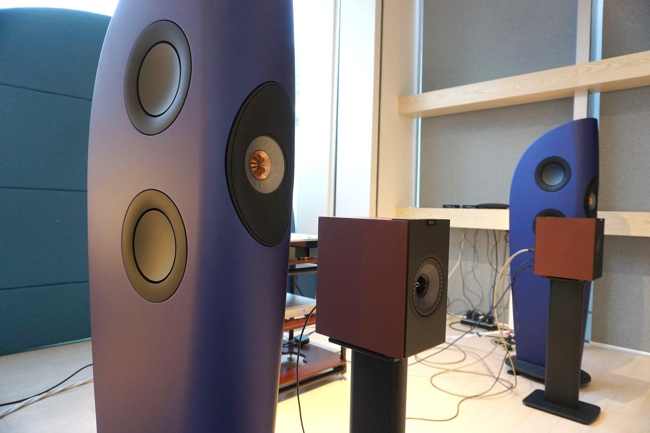 画像: Blade Two Meta(写真両サイド)、KEF Coda W(写真内側)