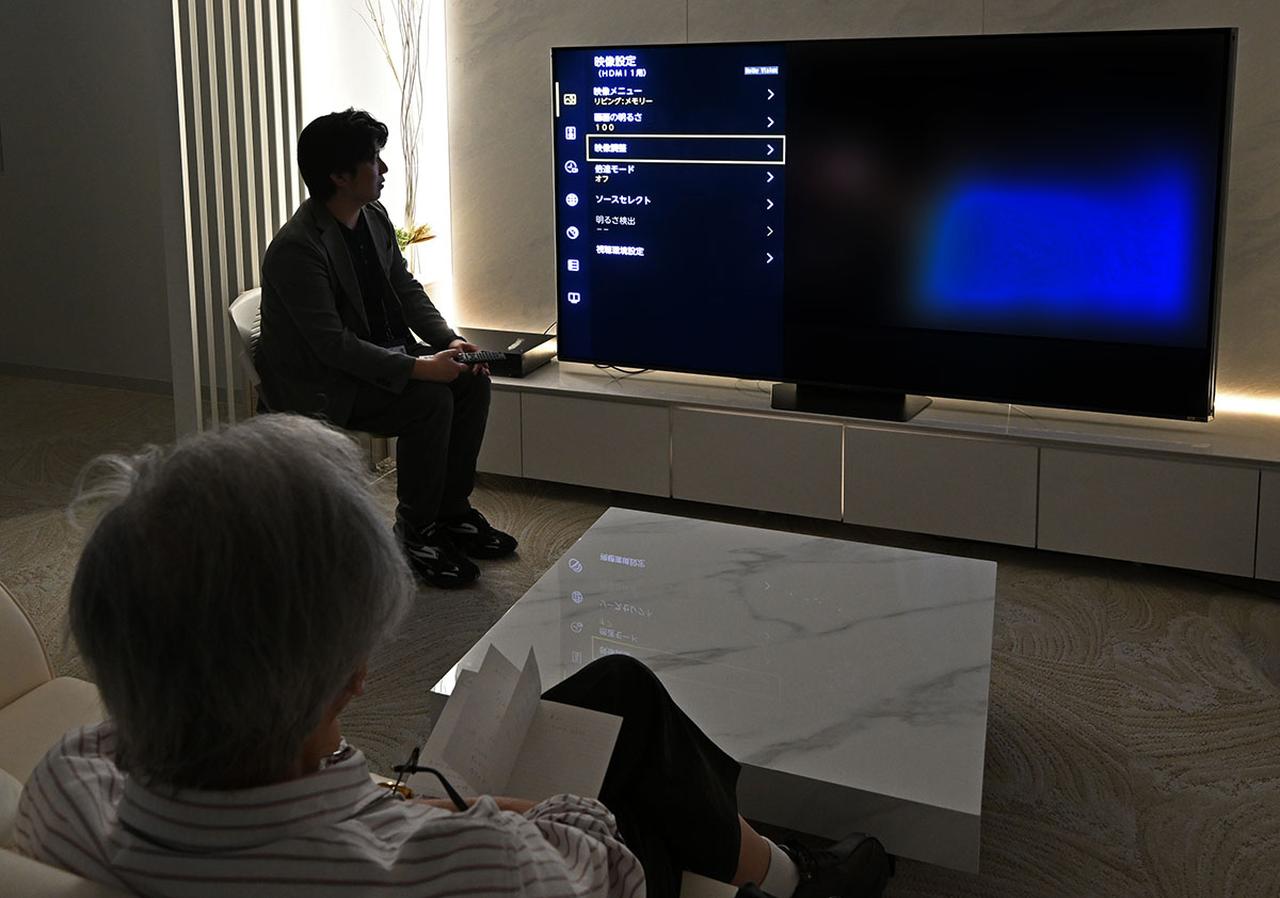 画像: 視聴時の様子。映像メニューの「リビング」モードを選ぶだけでも充分満足できる画質が楽しめたが、麻倉さんはより高みを目指して、それぞれのディスクに応じて細かい映像イコライジングも追い込んでみた
