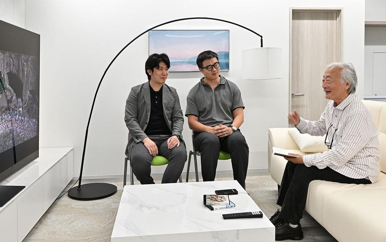 画像: 左から、ハイセンスジャパン株式会社 商品管理部 画質担当の侯 偉(コウ イ)さん、商品管理部 商品プロモーションG 課長の趙 明昊(チョウ メイコウ)さん、麻倉さん。名作の絵作りについては、麻倉さんからさらなる提案も行われた