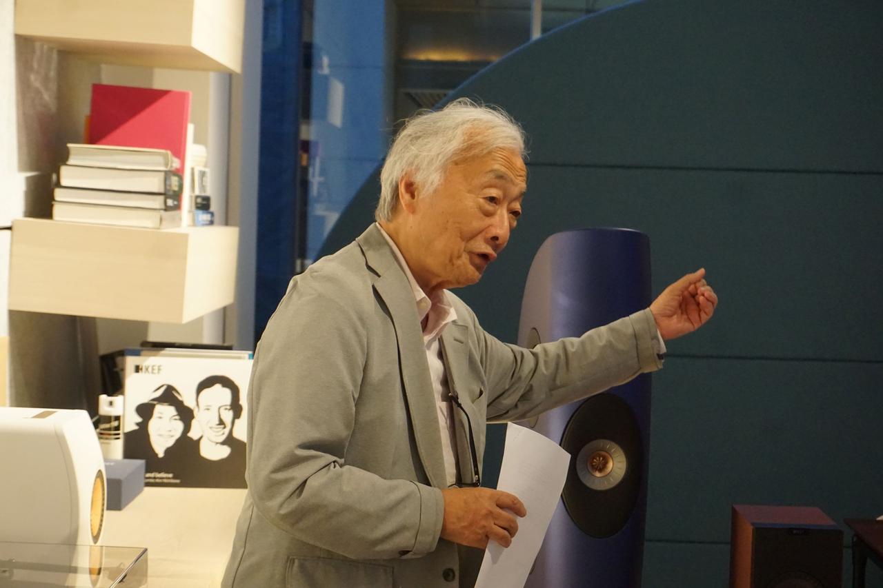 画像: 楽曲について説明している麻倉さん。各楽曲の再生前には、本誌の記事では明かされなかった選曲にまつわる裏話もたくさん聞くことができて興味深かかった