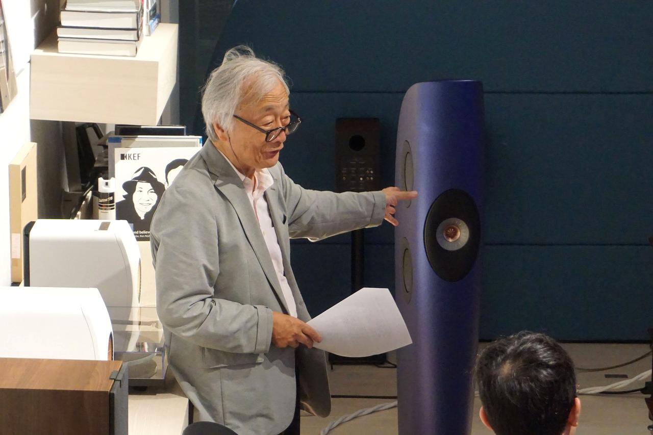 画像: イベントの主旨説明をする麻倉さん。今回で4回目となる本イベントでは、高音質音楽ストリーミングサービス「Qobuz(コバズ)」で楽しめる楽曲の中から、麻倉怜士さんが厳選したおすすめ音楽作品を、KEFのフラッグシップスピーカー「Coda-W」「Blade Two Meta」で再生し、連載記事の内容を実際の音で体感するという趣向で行なわれた