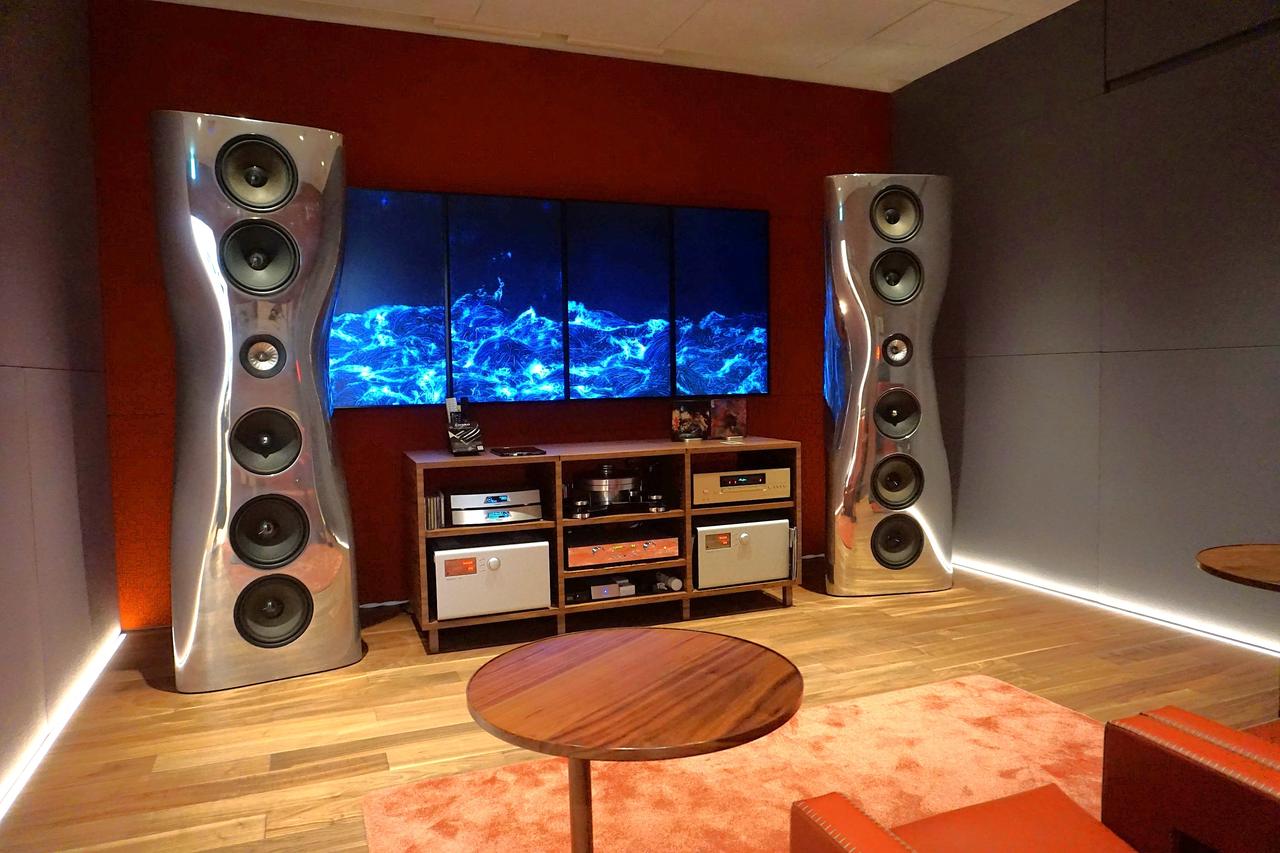 画像: 地下にあるHiFiオーディオを体験できるオーディオルーム。KEFのフラッグシップモデルである高さ2メートルのMUONが設置されており、好きな音源でMUONのHiFiサウンドを楽しむことができる