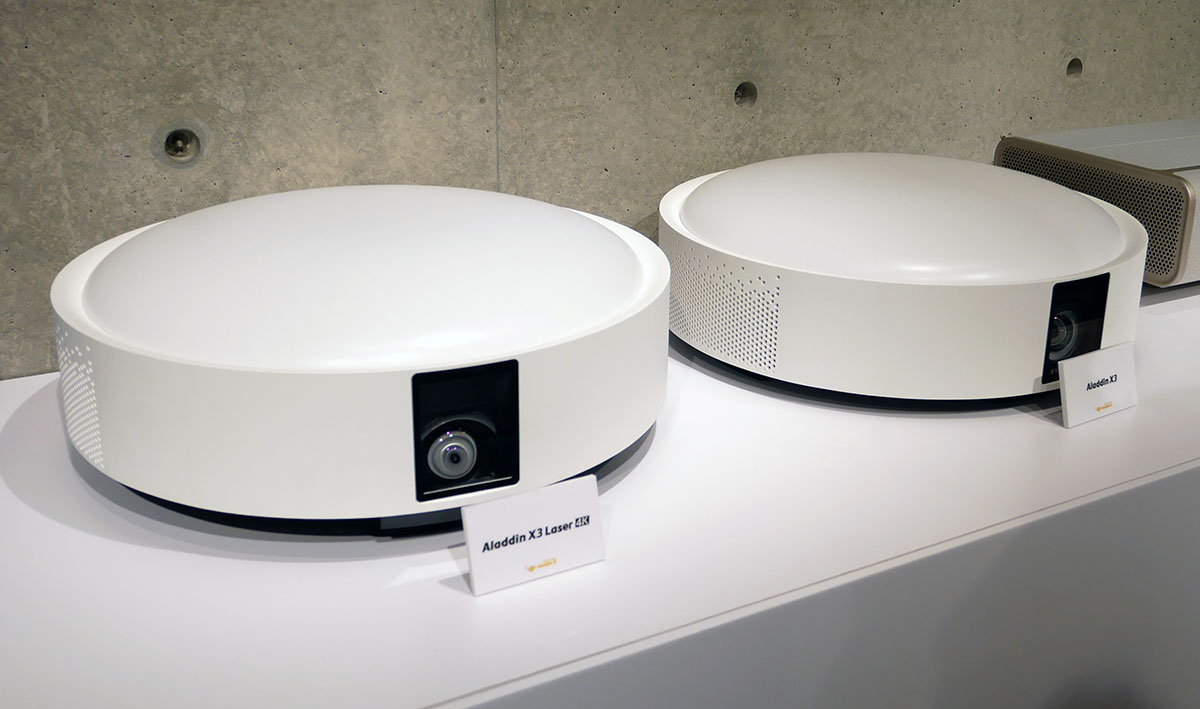 画像: 左が新製品の「Aladdin X3 Laser 4K」で、右は「Aladdin X3」。高さが2cmほど大きくなっている