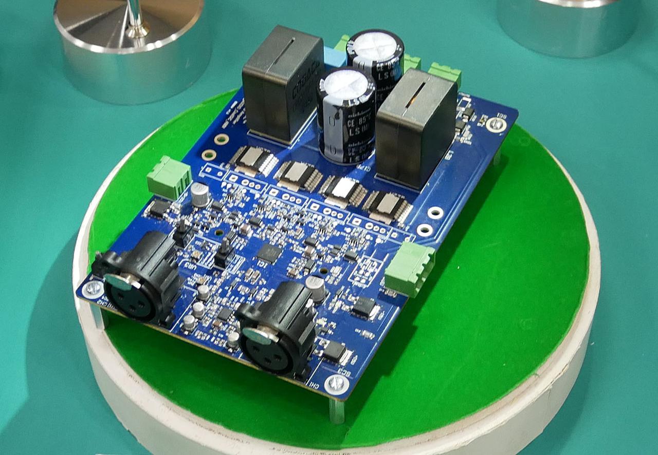画像: インフィニティオンテクノロジーズでは、SiC（シリコンカーバイト）を使ったパワー半導体もラインナップしている。それらについては、GaNは高速でハイファイ、SiCは大音量でタフという特性によって使い分けてもらいたいとしていた