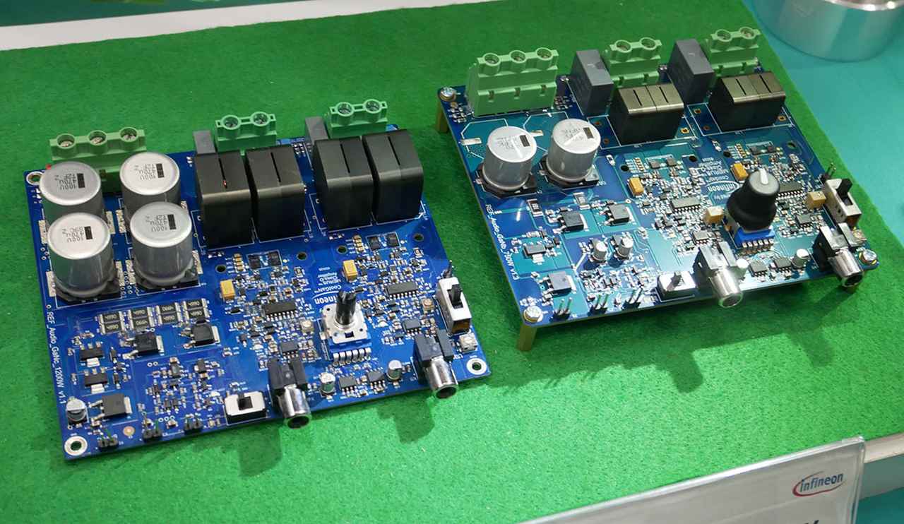 画像: 今回展示されたインフィニオンテクノロジーズのGaNパワー半導体搭載音質評価ボード。左右のボードの違いは出力で、左の方が高出力仕様とのこと