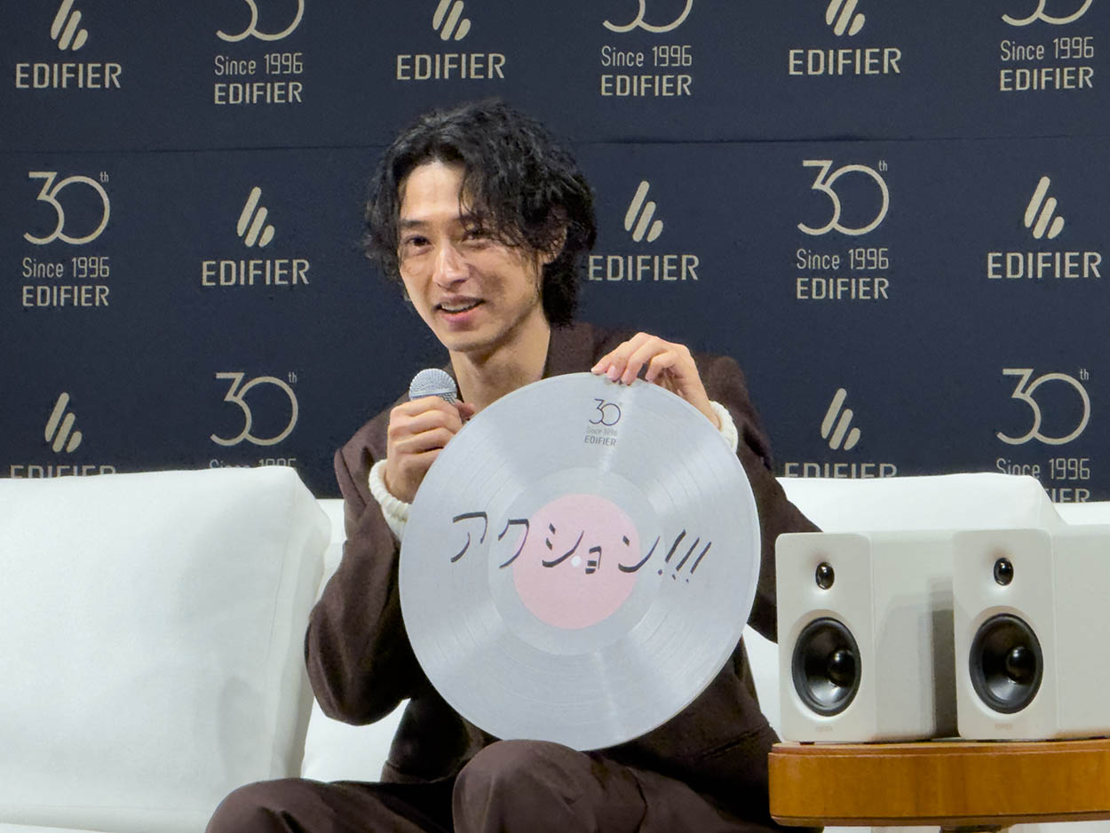 画像: "30代で自身が進化したと思うこと"と問われると、レコードに模したフリップに大きく「アクション!!!」と回答する場面も
