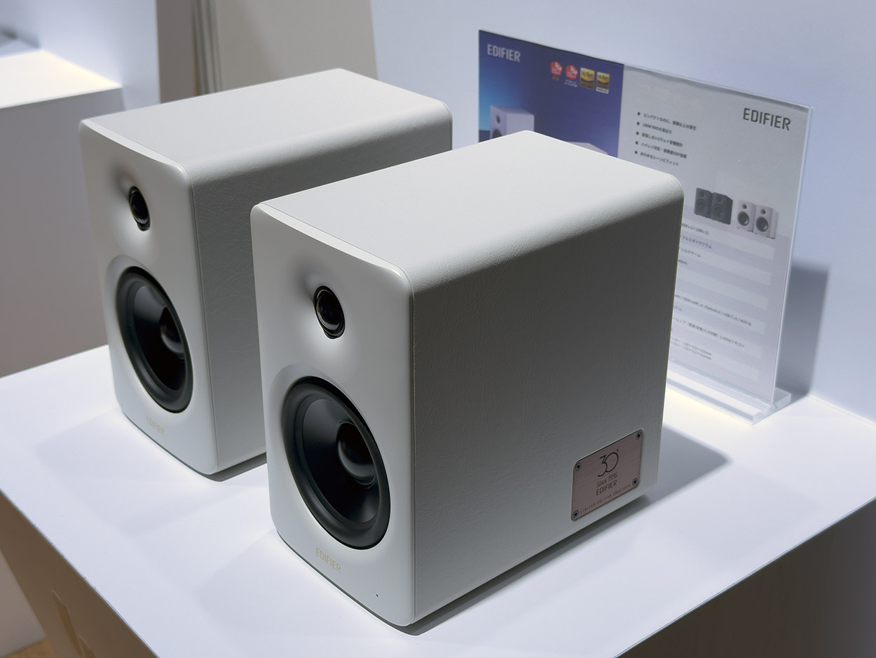 画像: 新製品の「M90」のリミテッドエディションモデルが展示されており、側面には、30周年を記念したプレートが貼られていた