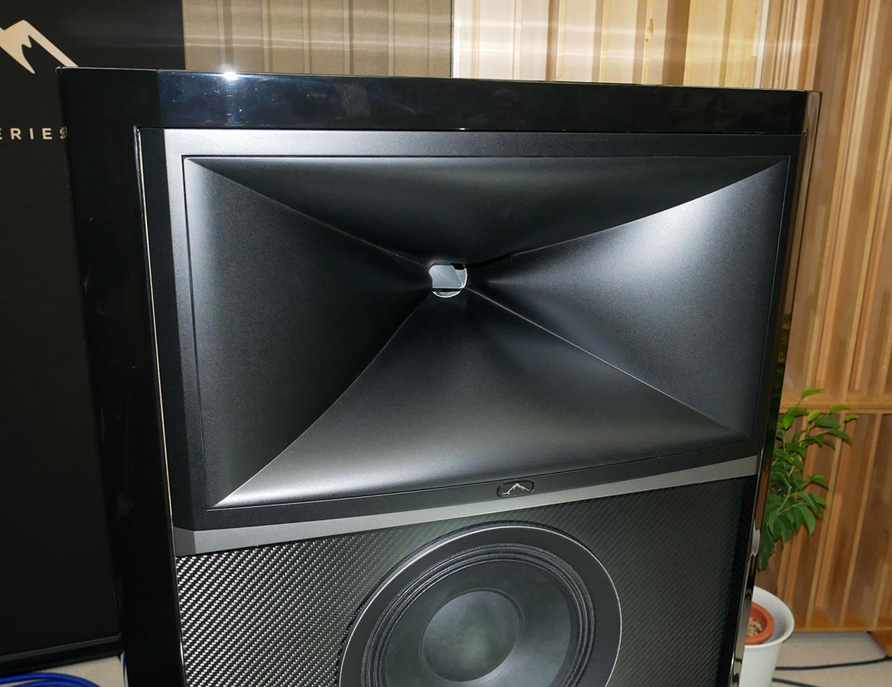 画像: 3基のコンプレッションドライバーを組み合わせ、音をひとつの方向に送り出す3-into-1マニフォールドを搭載。ホーンの中央に見える突起部が音を繰り出すパーツで、3Dプリンターで成型されている