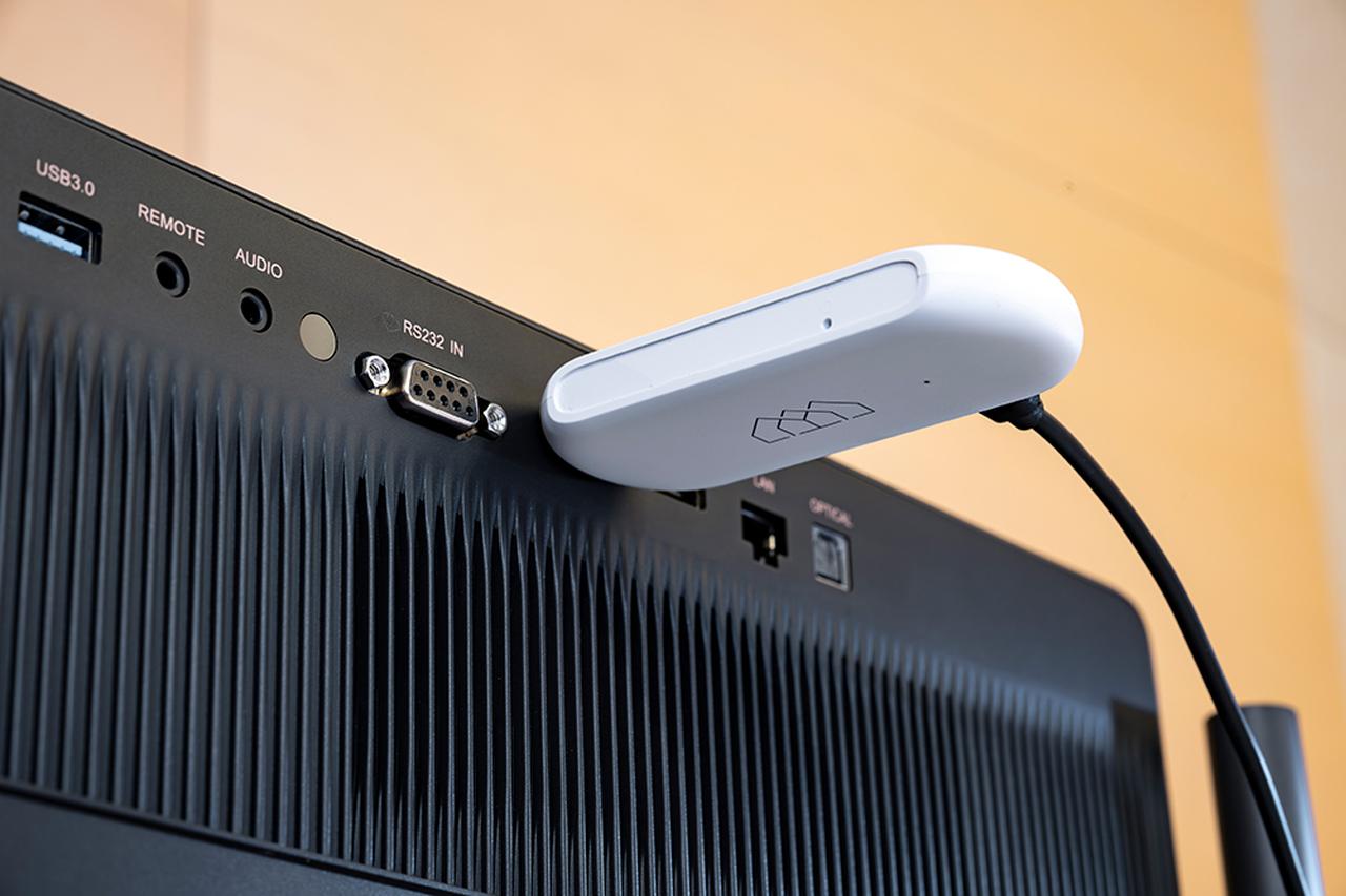 画像: Google TV Stickを挿したところ