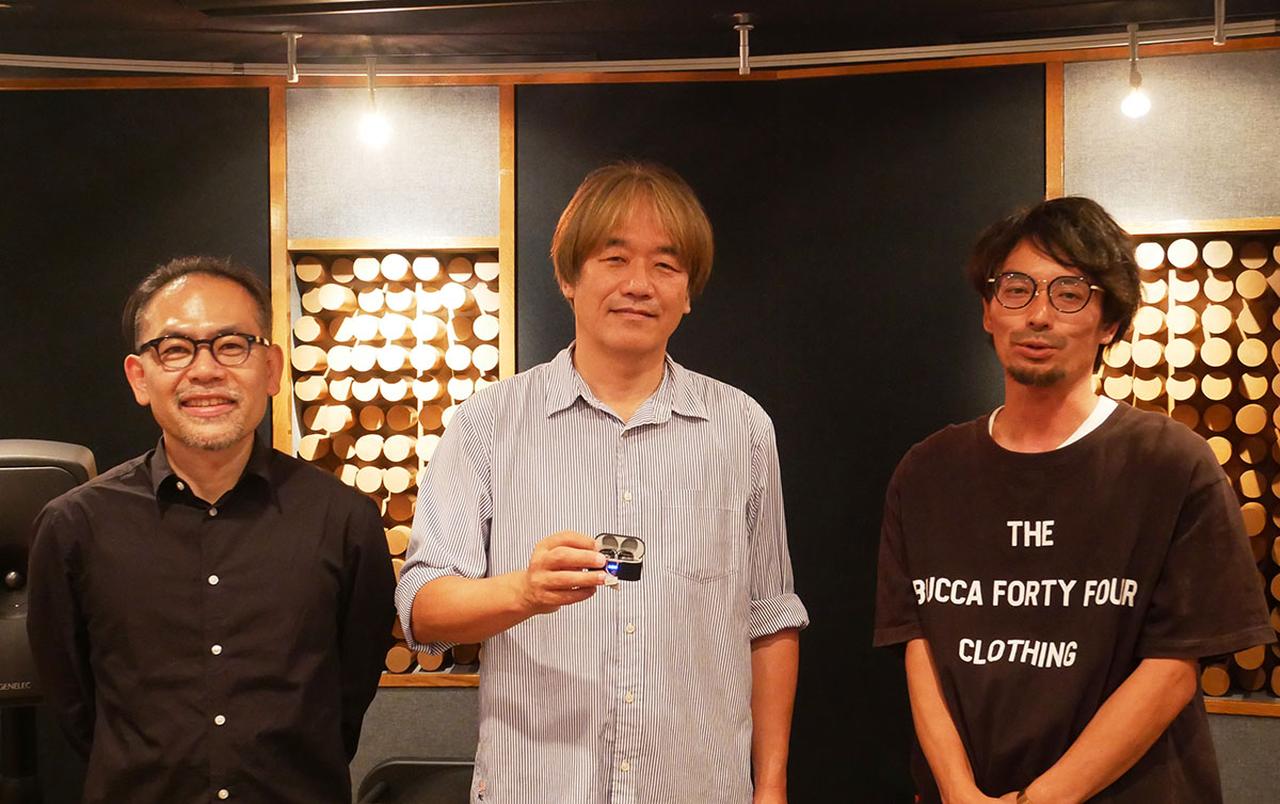 画像: 音響設定を担当した、prime sound studio formの皆さん。左からレコーディングエンジニアの峯岸良行さん、ゼネラルチーフエンジニアの森元浩二.さん、レコーディングエンジニアの太田敦志さん