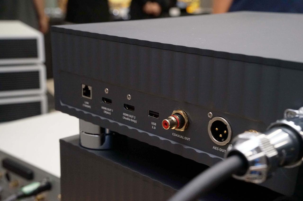画像: OTOTEN 2026の会場で参考出品されたULTIMA。写真は電源部の上に鎮座する本体の背面
