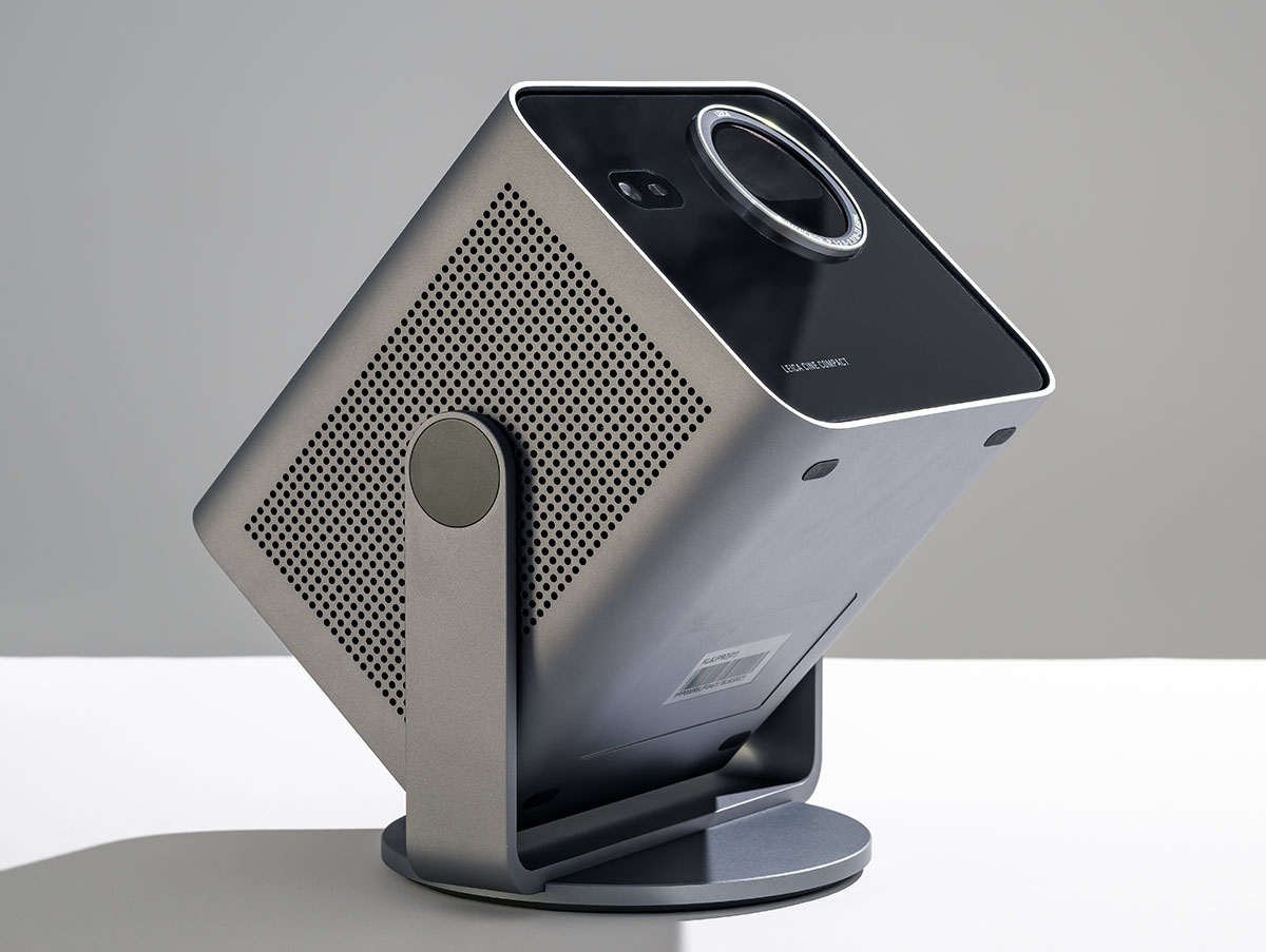 画像: 「ライカCine Compact 1」はスタンド一体型で、下向きから真上まで幅広い方向に映像を投映できる。スタンドの裏面にはカメラの三脚用と同じサイズのネジ穴が準備され、三脚や別売スタンドを使った設置もできる。取り付け方法を工夫すれば、天吊設置も可能だろう