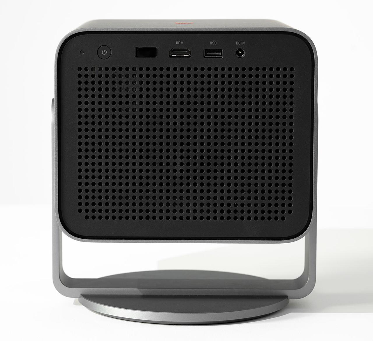 画像: 「ライカCine Compact 1」はGoogle TV機能を内蔵しているので、WiFiでインターネットにつなげば動画配信サービスを本機だけで再生できる。本体背面にHDMI eARC端子やUSB-Aも装備し、ここからの映像再生も可能