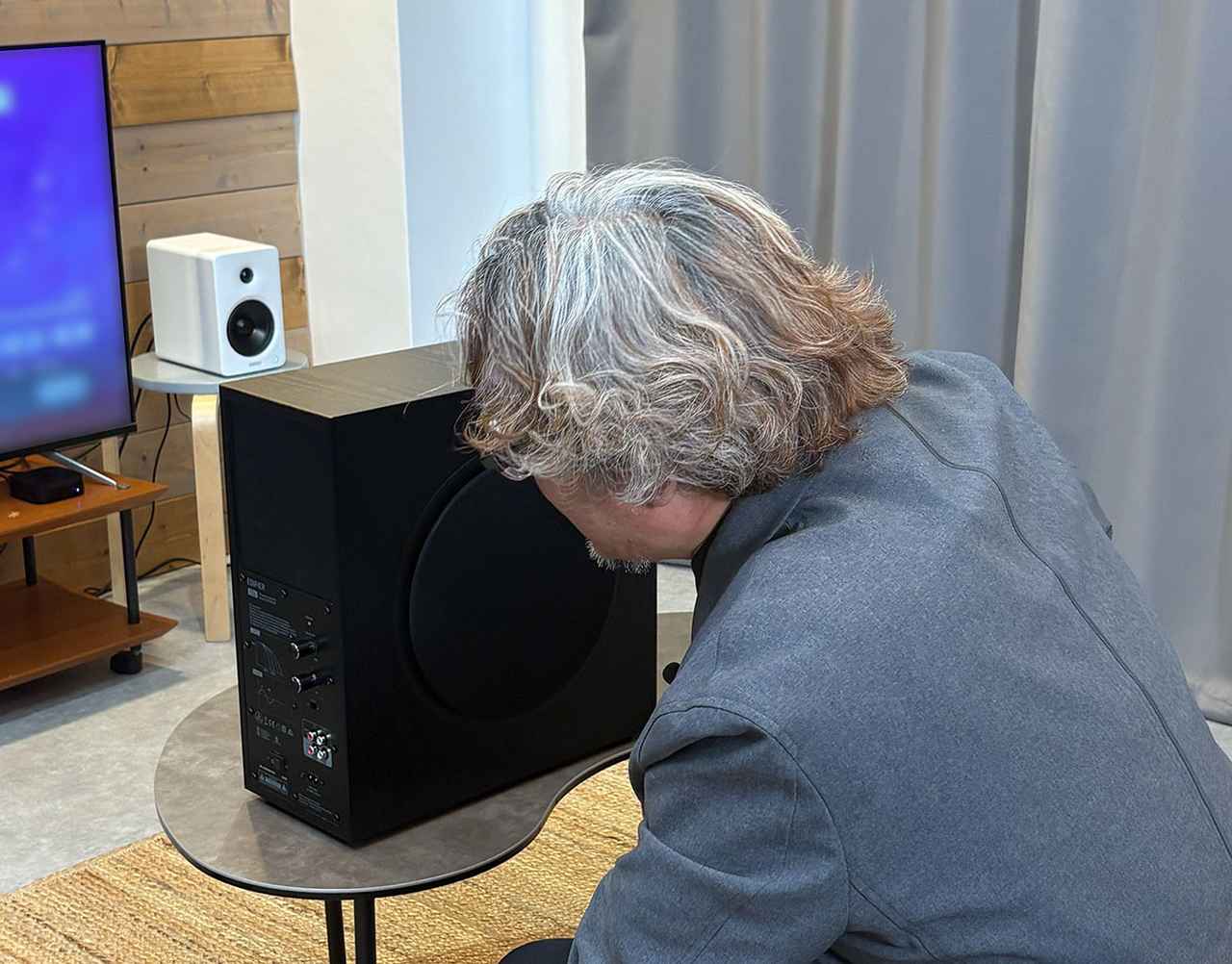 画像: 取材時には、EDIFIERのアクティブサブウーファー「T5s」も組み合わせている。M90のサブウーファー出力と3.5mm→RCA変換ケーブルでつないで、クロスオーバー周波数はダイヤルの10時近辺（80Hz前後）に設定した