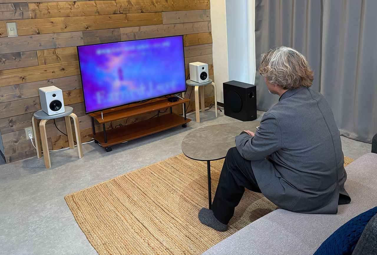 画像: M90は、リビングの薄型テレビと組み合わせにもぴったりだ。eARC HDMI搭載テレビとHDMIケーブル1本でつなぐだけで、テレビで再生するすべてのコンテンツの音をワンランクアップしてくれる。T5sを追加すれば、映画やライブの低音を迫力充分に再生可能