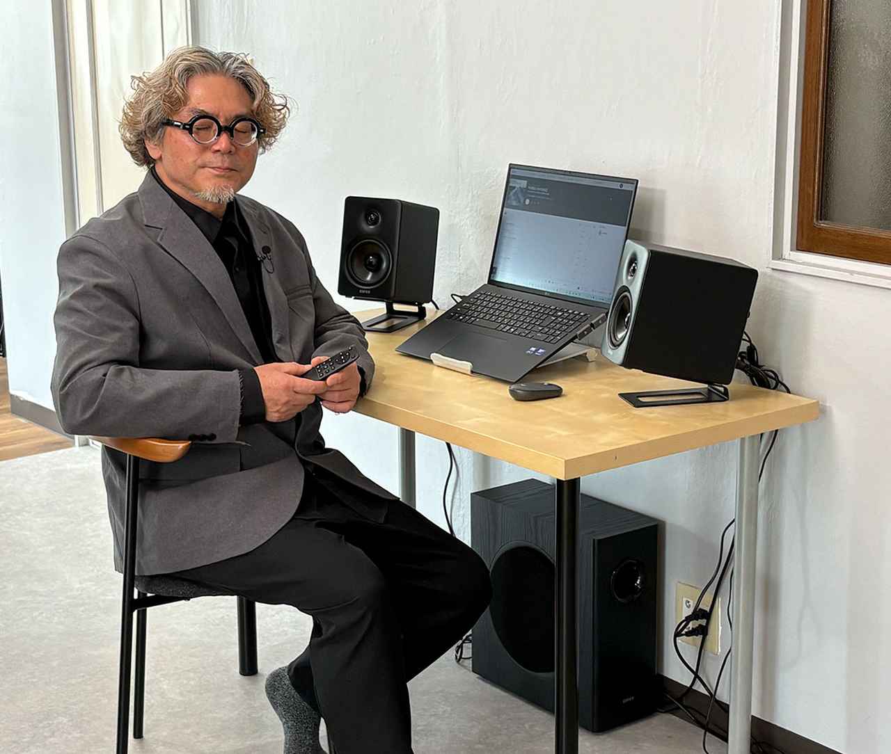 画像: デスクトップシステムを想定し、奥行き60cmほどの机の上にM90とノートPCを設置した。USB-Cケーブルでそれぞれをつないで、音楽や動画ストリーミングを確認している。足元に置いてあるのがサブウーファーのT5s