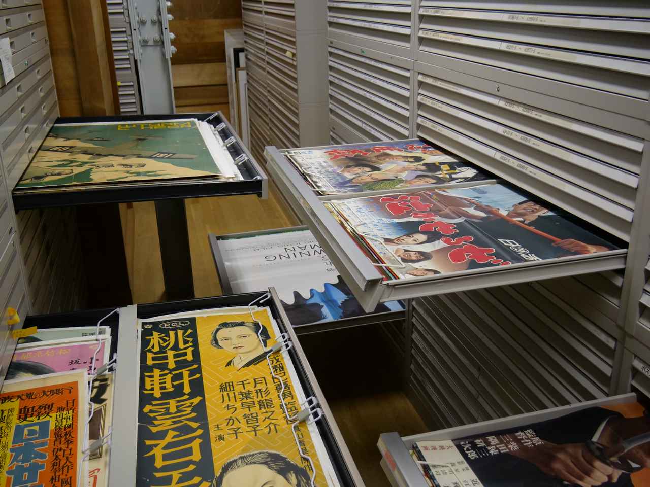 画像: 国立映画アーカイブの地下に保管されている膨大な映画のスチールは配給会社や俳優などの関係者からの寄贈が中心