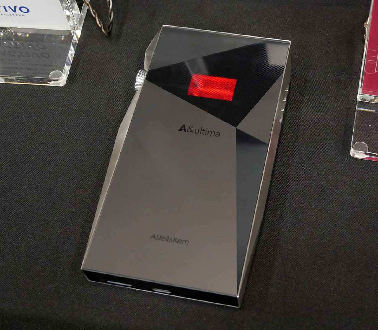 画像: 「A&ultima SP4000T」の背面。搭載された真空管デバイスの光が見える窓も準備されている