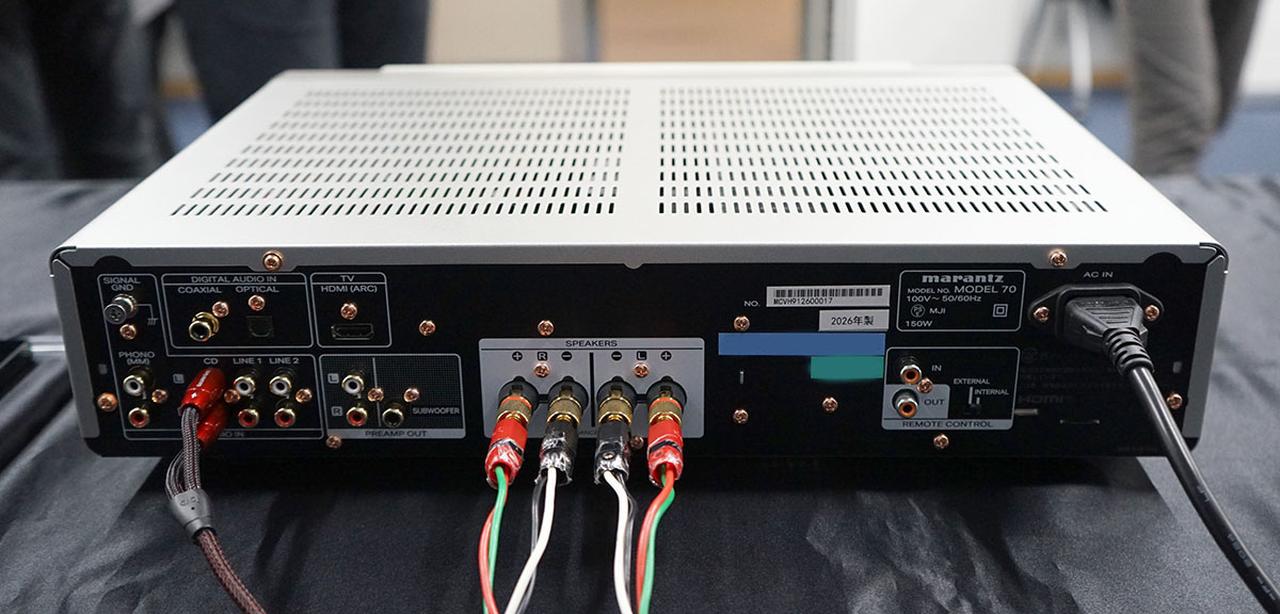 画像: アナログ、デジタル、HDMI ARCなど豊富な入力端子を備える。ネットワーク再生機能は搭載していないので、ストリーミングを聴きたい場合はタブレットなどからBluetoothで伝送するといいだろう