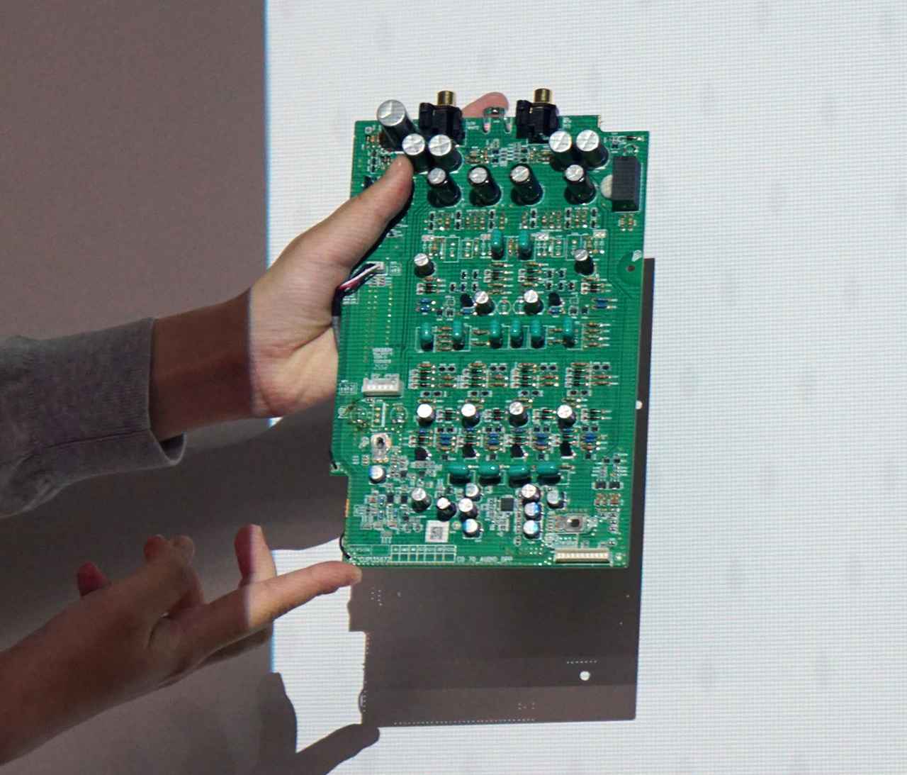 画像: 「CD 70」のオーディオ基板。マランツカスタムの電解コンデンサーや金属皮膜抵抗などの高音質パーツを搭載する