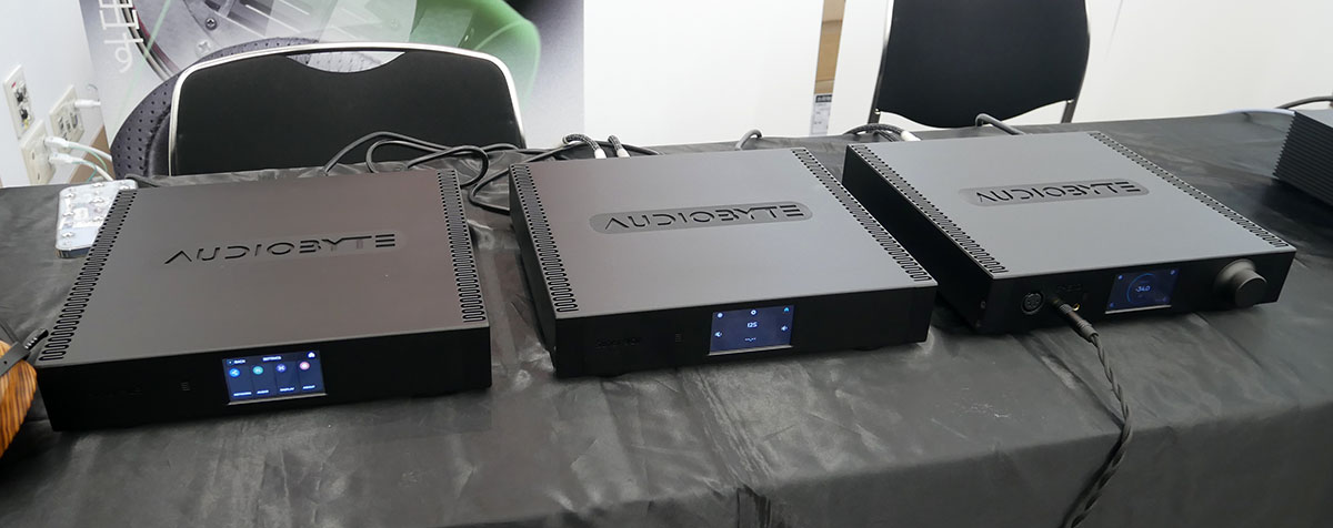 画像: 左からネットワークトランスポート「Super Hub」、D/Aコンバーター「Super Vox」、プリアンプ/ヘッドフォンアンプ「Super Head」