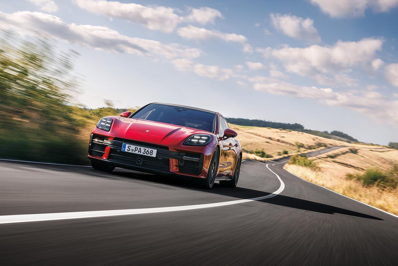 画像: 4. スポーツカーの走りとセダンの快適性を極めた「Panamera（パナメーラ）」