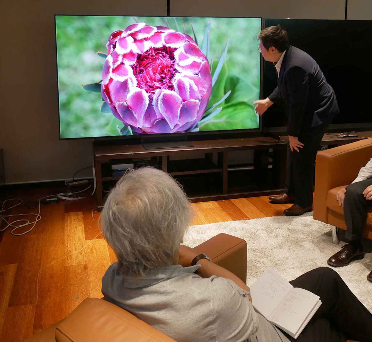 画像: 製品版の「K-85XR90M2」で、UHDブルーレイの映像もチェックしている