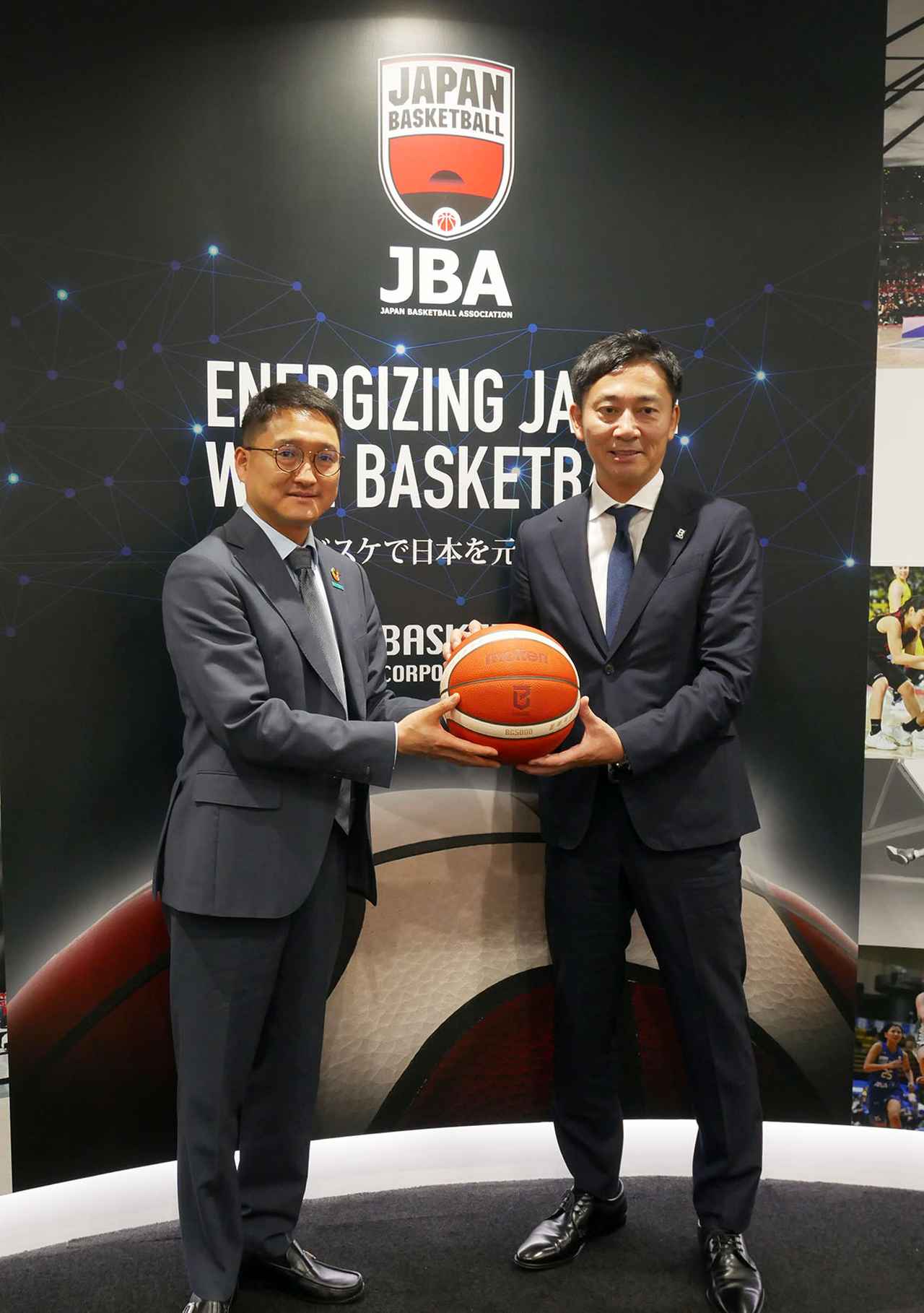 画像: 公益社団法人ジャパン・プロフェッショナル・バスケットボールリーグ 代表理事CEO（チェアマン） 公益財団法人日本バスケットボール協会 会長の島田 慎二氏（右）と、ハイセンスジャパン株式会社 代表取締役社長の張 喜峰氏（左）