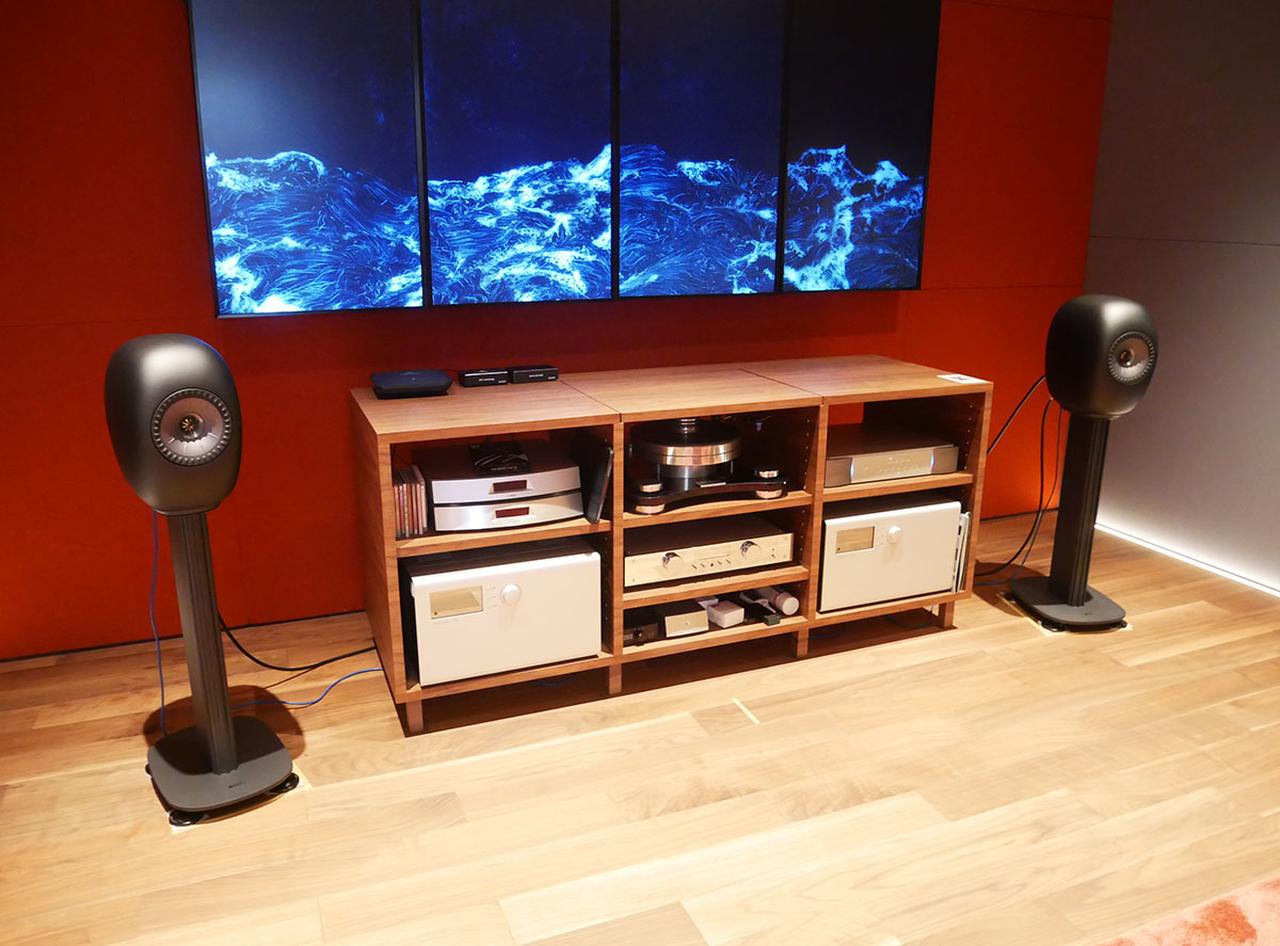 画像: KEF Music Galleryの試聴室で、LS LUXEを体験した。写真はS-LUXEフロアスタンドに載せた状態