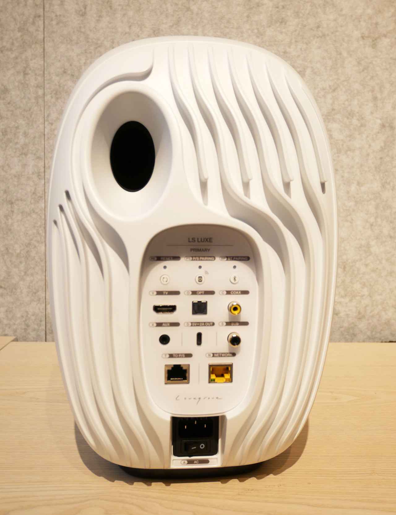 画像: プライマリースピーカーに入力端子を搭載する。光/同軸デジタルやUSB-C、アナログ、LANに加えてeARC対応HDMI端子も備える。左右スピーカー間は有線(LANケーブル)と無線の2方式で接続可能