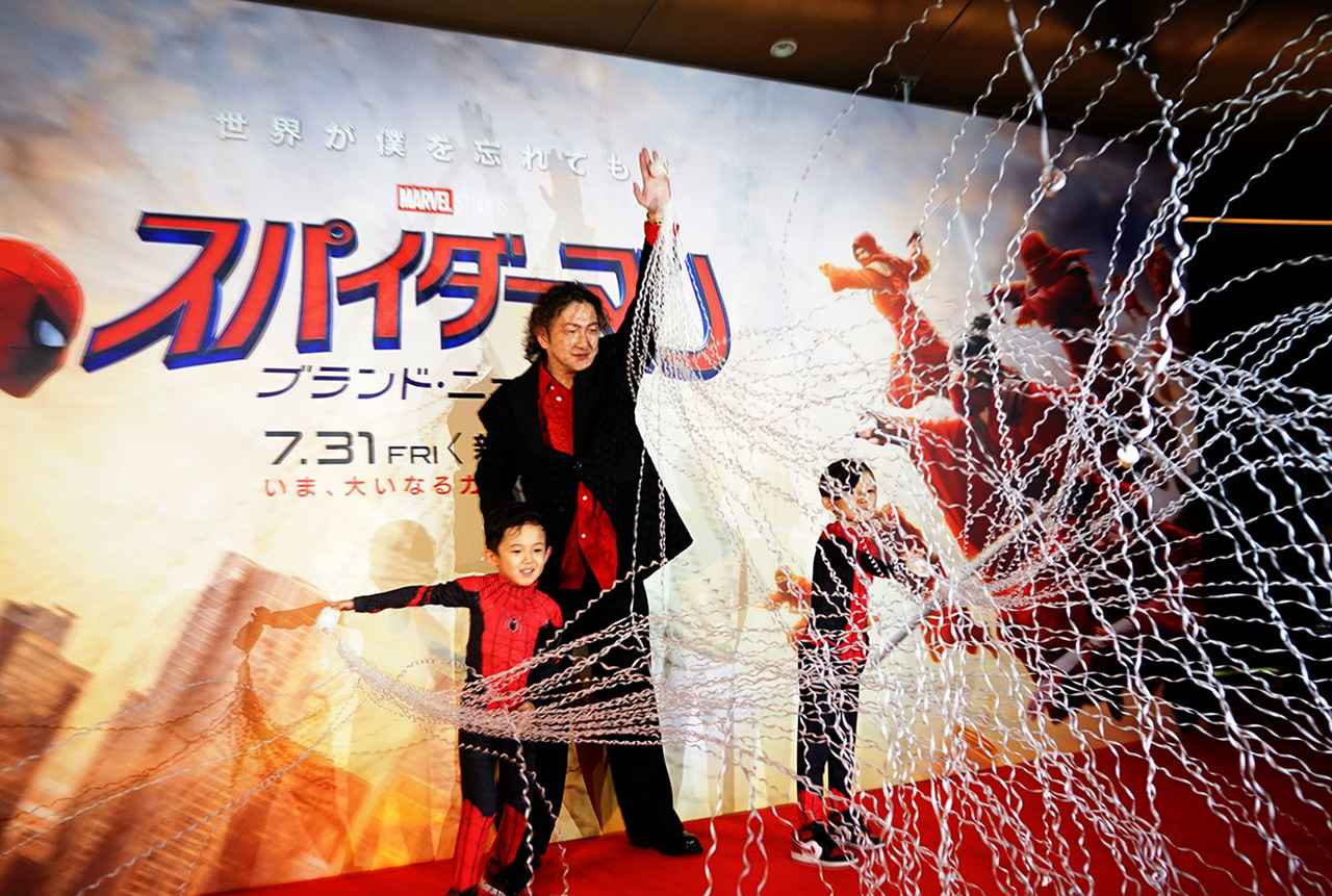 画像: 親子3人で見事なウェーブシュートを披露
