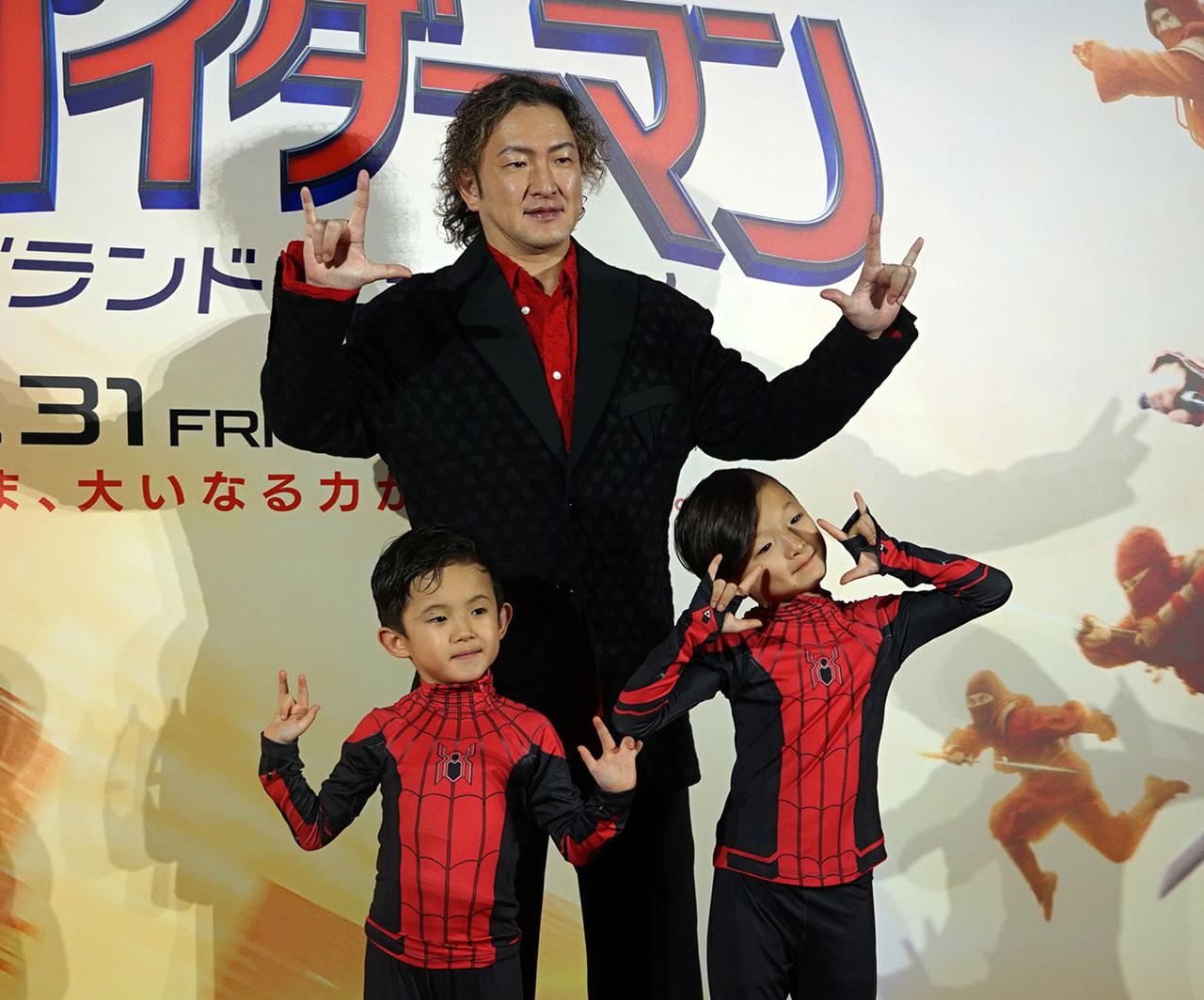 画像: 歌舞伎俳優の中村獅童さんと陽喜(はるき)くん・夏幹(なつき)くん。ふたりのスパイダースーツは「私物です」（陽喜くん）とのことだけど‥‥