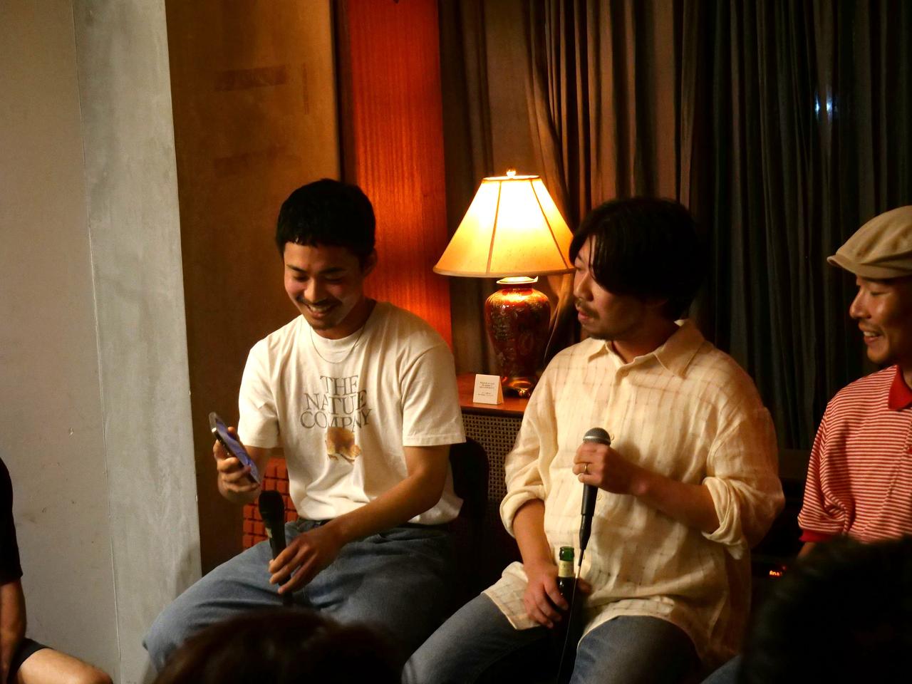 画像: 眞名子 新さん（写真左）。会場では、とあるライヴのあと、ホテルである楽曲が出来たそうだが、そこでスマホで録音したというデモ音源も特別に披露。完成版とは異なるシンプルな弾き語りの状態だったが、すでに楽曲の世界観は色濃く表れており、来場者は完成へ至る"原点"に耳を傾けた