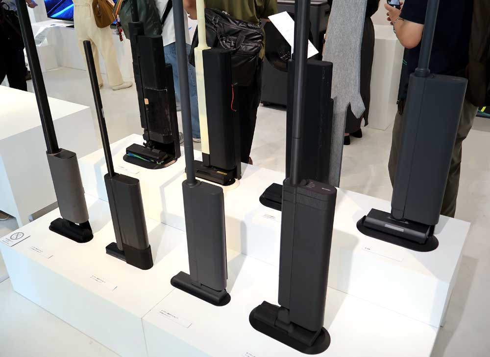 画像: 試作機一覧。最終的な形状(奥の壇の右端)になるまでの変遷が感じられる展示