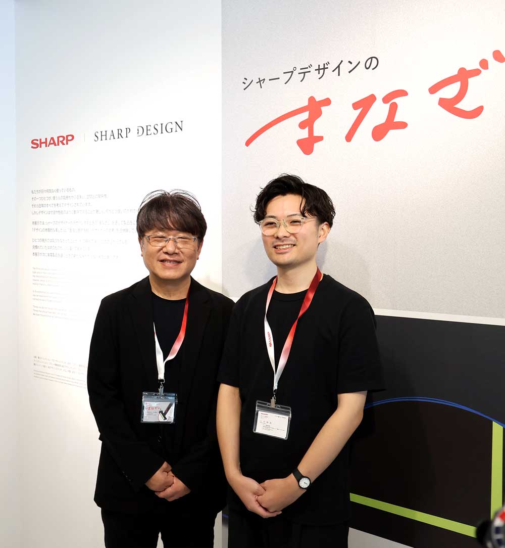 画像: 総合デザインセンター 所長の山水氏(左)と、今回の展示会の旗振り役を務めたデザイナーの古井氏